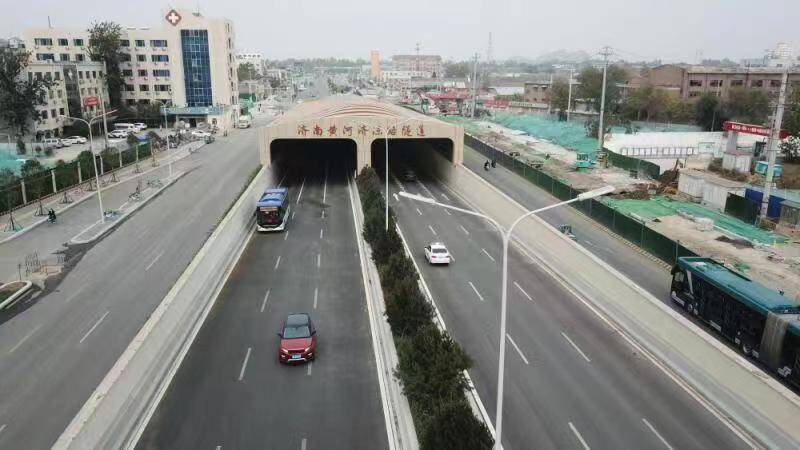 “万里黄河第一隧”首条公交线路通车一年 运送乘客60余万人次