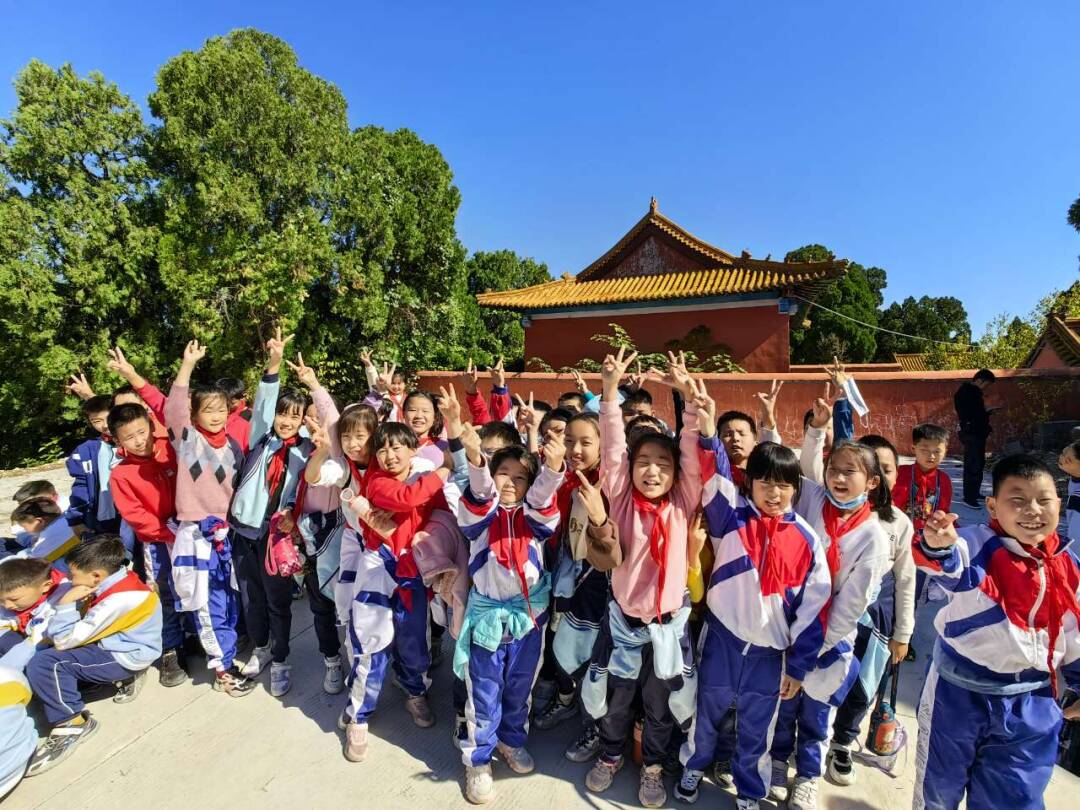 开展体能竞赛、体验地震逃生 济南恒新小学校外实践促成长