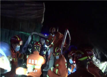 潍坊：两货车追尾司机被困 消防部门紧急救援