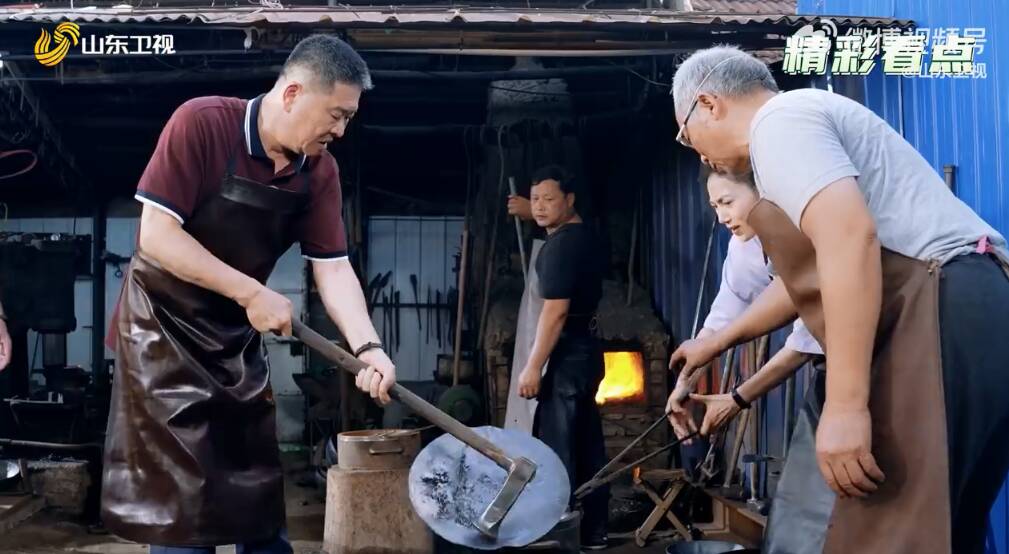 戲里戲外“鐵匠爺”重聚首 今晚《在希望的田野上》解鎖章丘鐵鍋