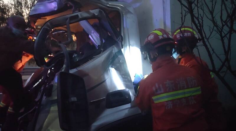 两车追尾司机被困 济宁消防迅速营救