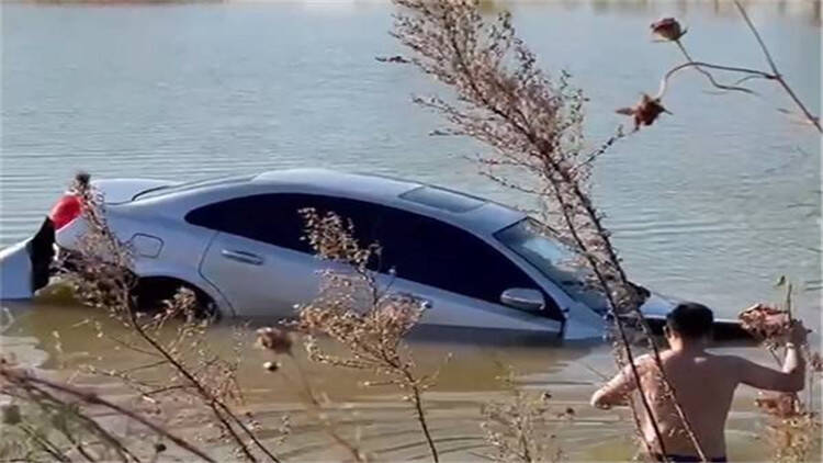 视频直击东营救人现场 轿车意外冲入湖中  医生奋不顾身下水救人