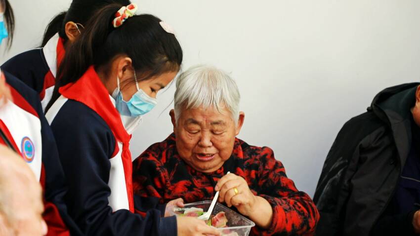 “立冬”包饺子，爱心送老人！潍坊市坊子区的娃娃们在劳动中感受传统文化魅力