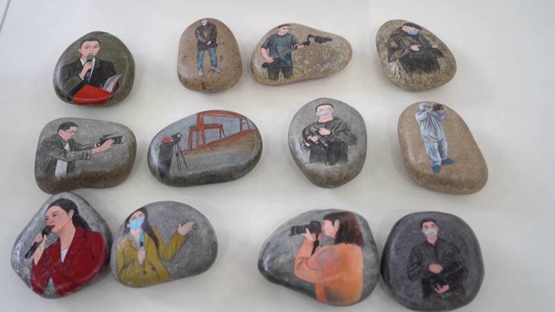 记者节｜莘县中学教师手绘创意石头画 赠送新闻一线工作者