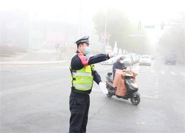 莱阳交警化身雾中“灯塔” 守护群众出行安全