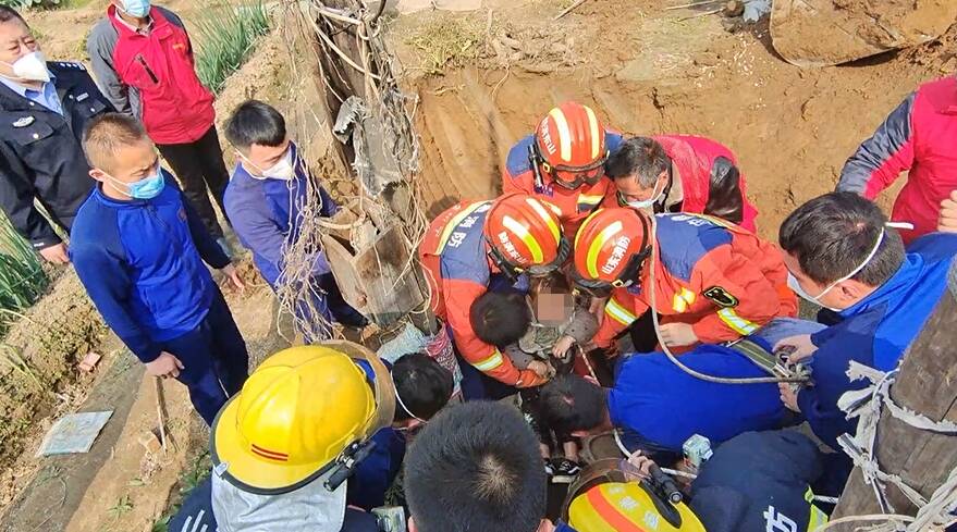 紧急救援！3岁男童坠入深井 济宁消防员倒立下井助其脱困