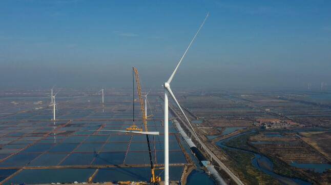 全球最大轮式起重机在潍坊昌邑完成首秀 成功吊装陆上最大风机