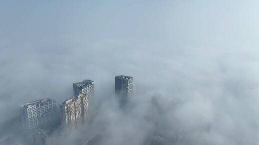 枣庄市市中区云雾缭绕如仙境 工业气息扑面而来
