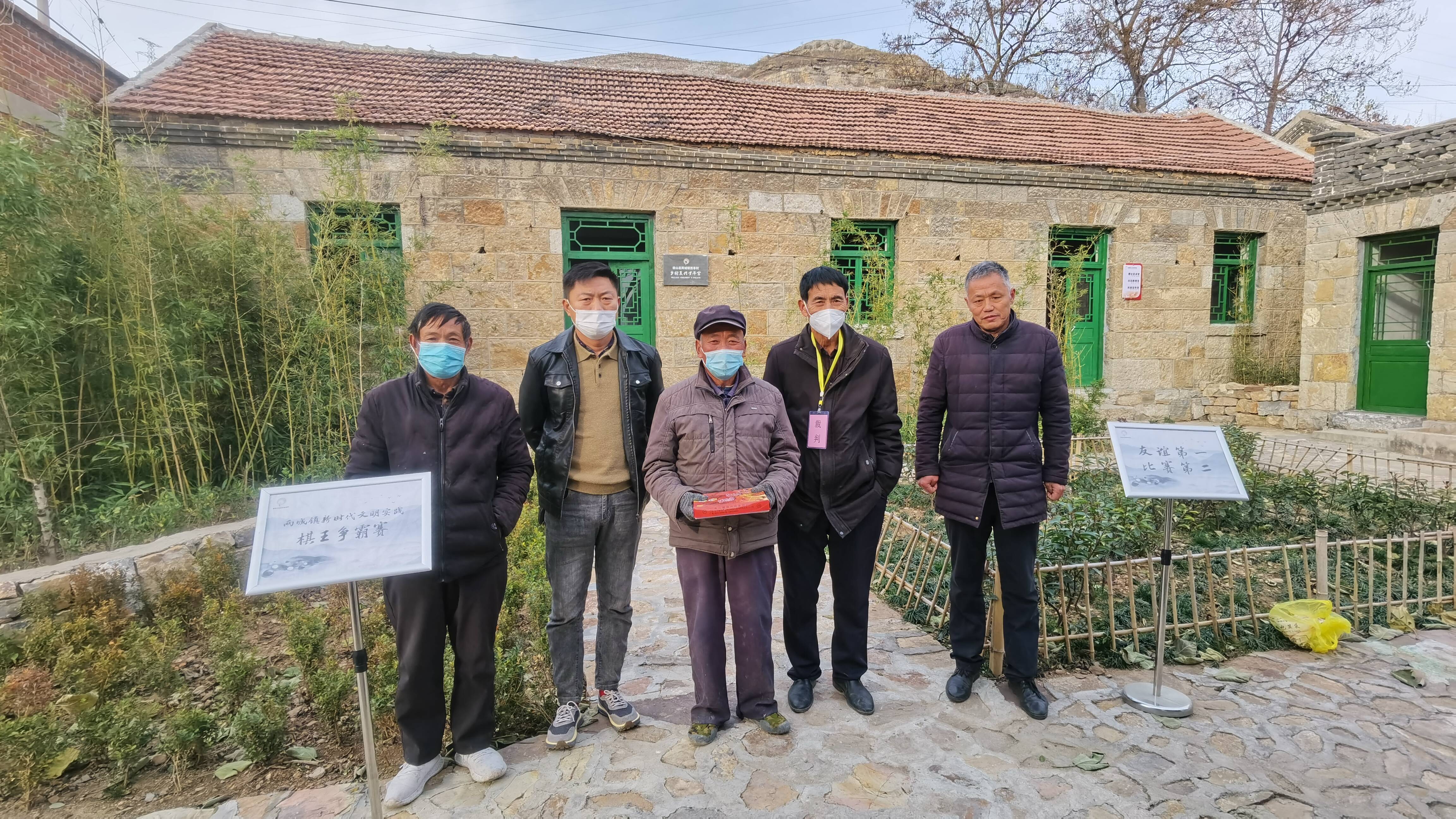济宁市微山县两城镇在西单村新时代文明实践站组织开展棋王争霸赛活动