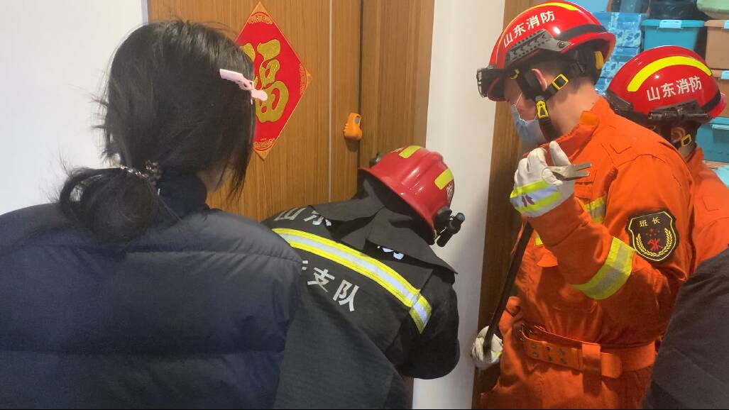 三岁幼童独自反锁屋内 临沂消防缓慢撬门救援