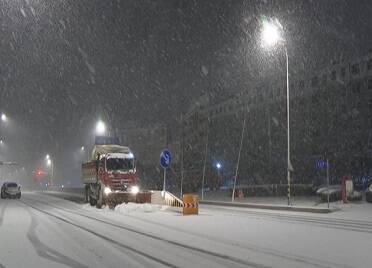 应对今冬首场降雪 文登公路和交通部门全力清雪保畅通