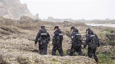 山东威海：海岸警察高区大队民警冒雪开展“猎鼠净海”巡查行动