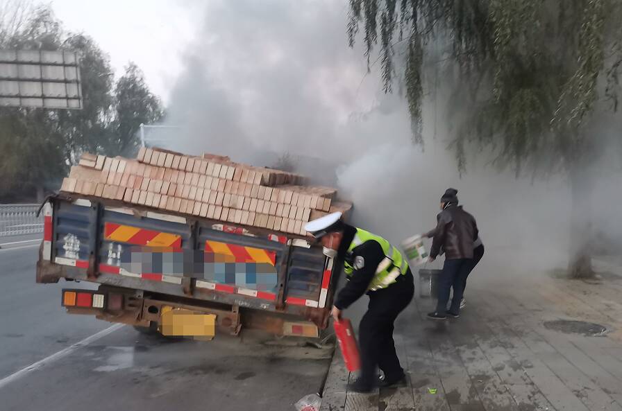 金乡：货车突然起火 交警化身“消防员”奋力施救除险情