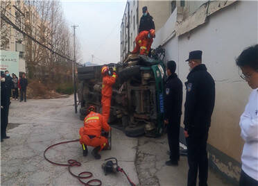 惊险！潍坊一车辆侧翻两人被困 消防人员成功救援