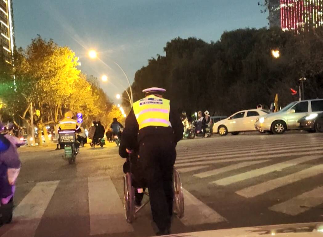 92岁老人独自坐轮椅出门迷路 临沂交警推着老人步行沿路找回