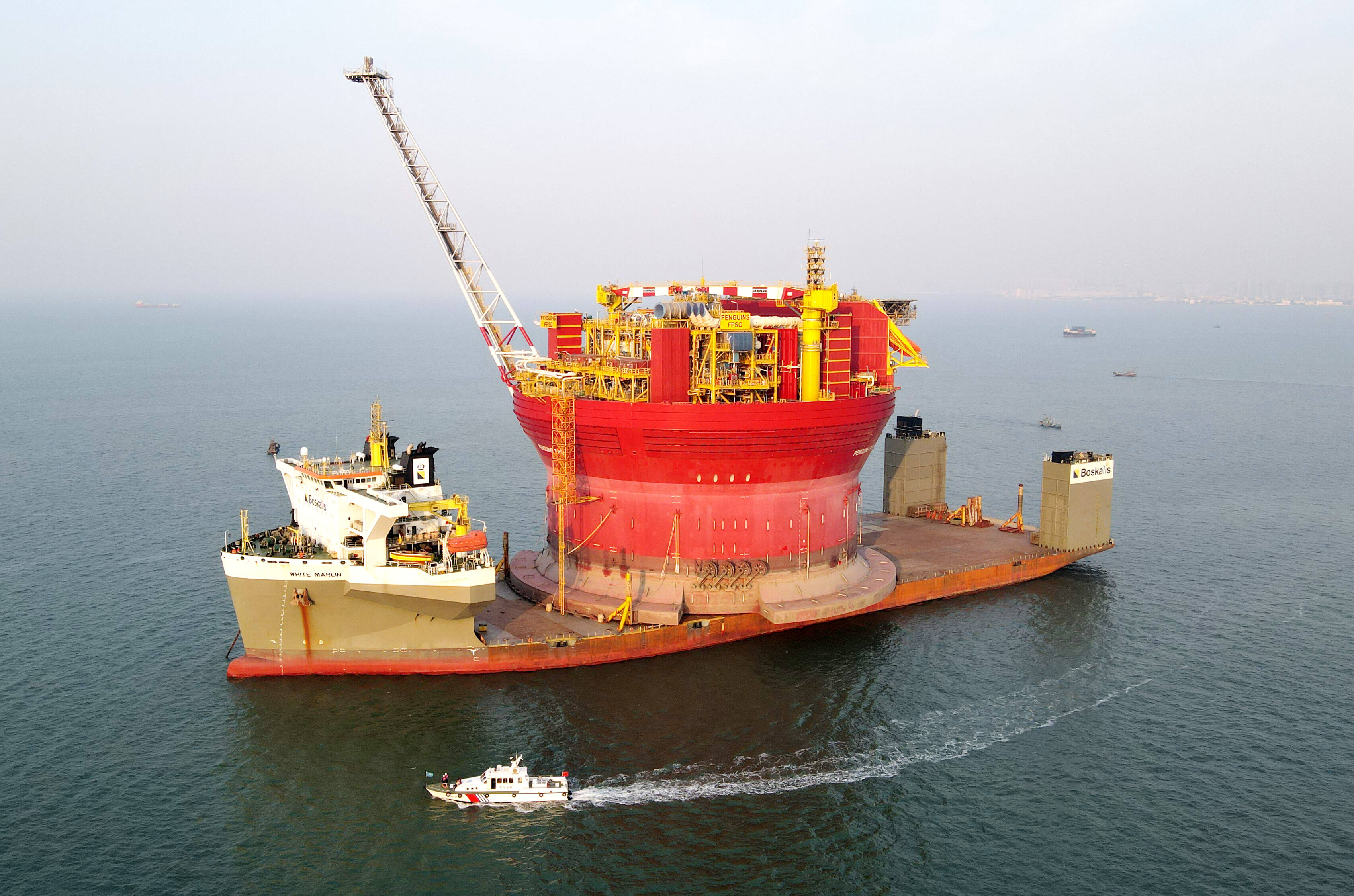 中国建造的最大圆筒型浮式生产储卸油装置从青岛运往海外
