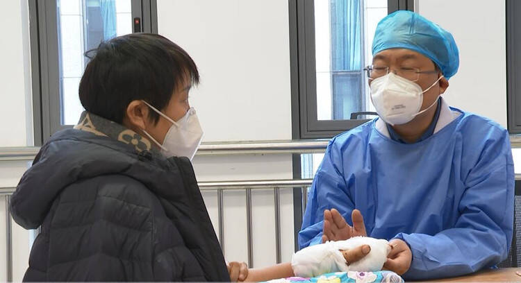青州：村民不慎被机器绞断3根手指 医生显微镜下3小时再植