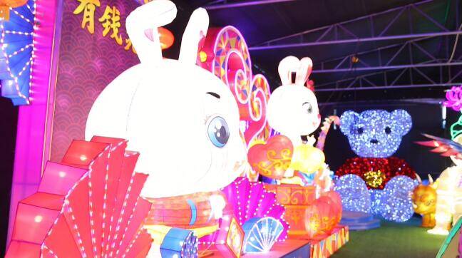 潍坊寒亭：超大号“兔”花灯来了  兔年花灯畅销