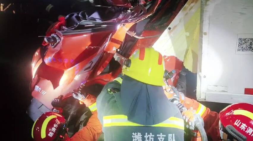 货车高速匝道侧翻，司机被困 潍坊消防10分钟救出