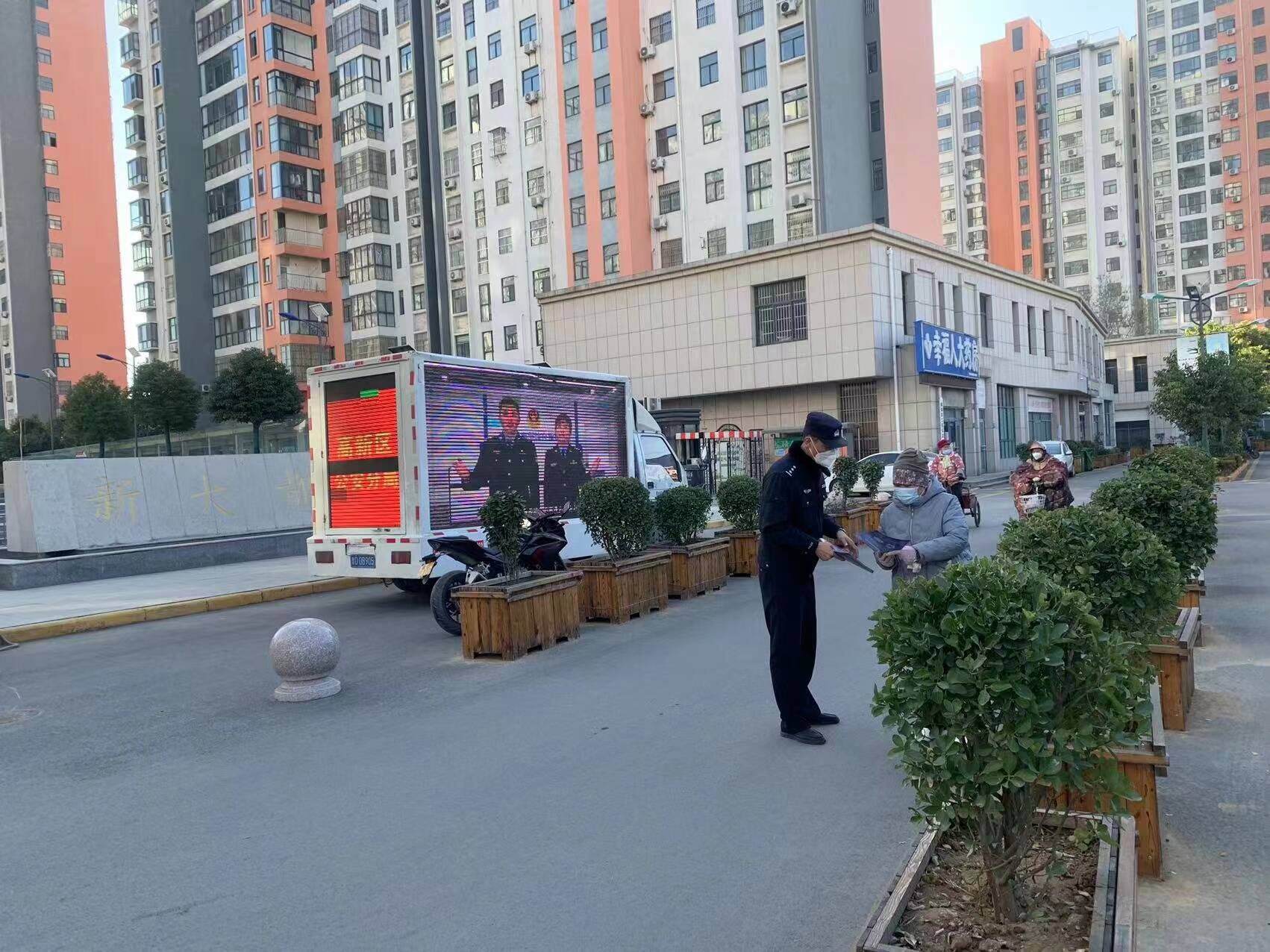 枣庄高新公安流动宣传车开进大街小巷 让安全意识深入人心