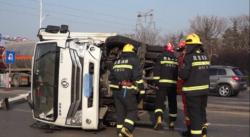 秒救援！淄博消防员休假途中遇货车侧翻 众人合力救出被困司机