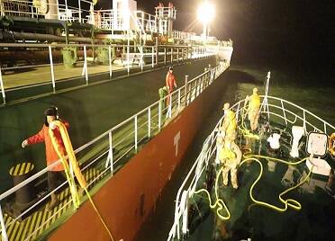 船员突发疾病 山东威海海警紧急救援