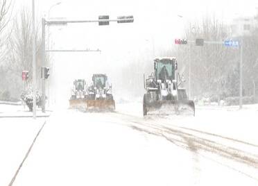 荣成：全力以赴除雪 确保道路安全通畅