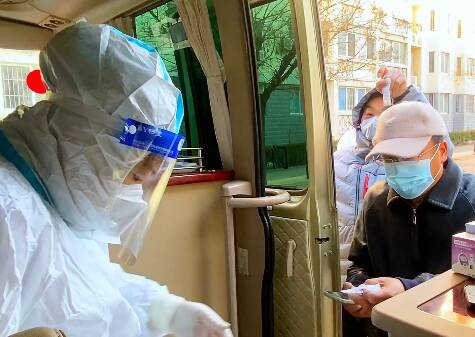 潍坊寒亭：流动诊疗车开到了居民家门口！配备专业医护，提供退烧、抗病毒等四类药品