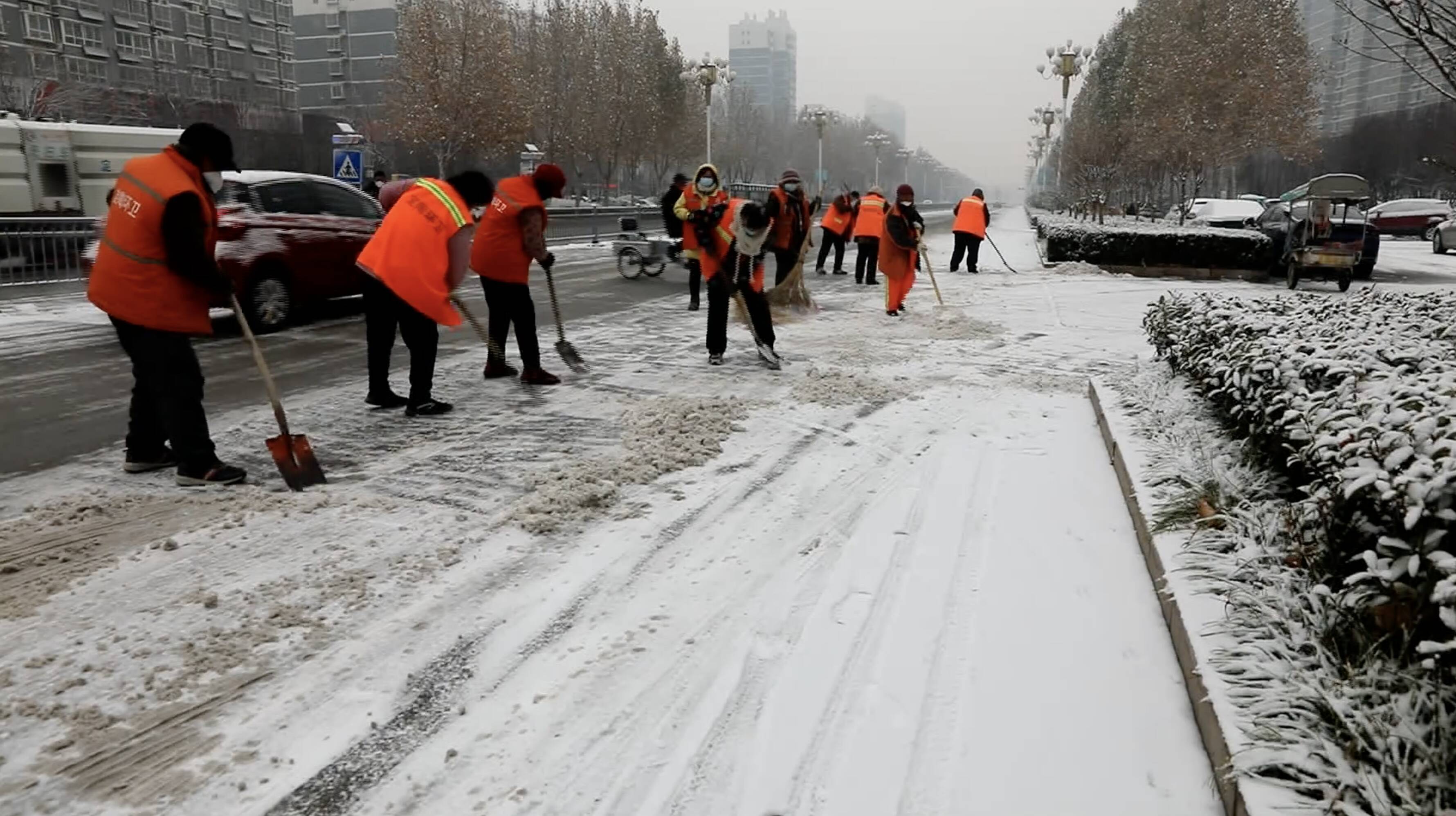 保障道路畅通！菏泽当地组织人员、机械开展清雪除冰作业