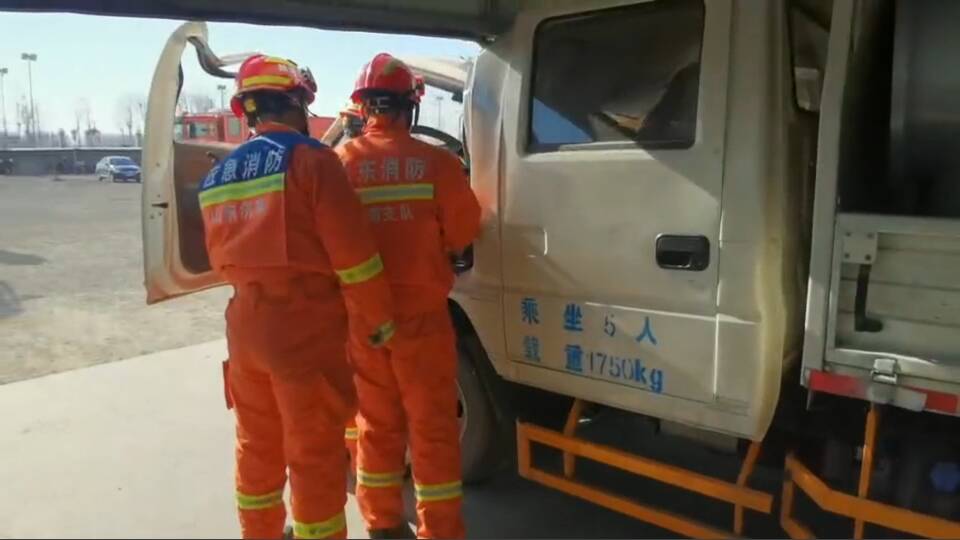 济南：升降大门坠落压货车一人被困 消防借助装载机巧救援