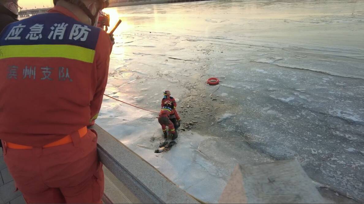 滨州：年轻女子被困冰面 -10℃消防员冰面匍匐救援