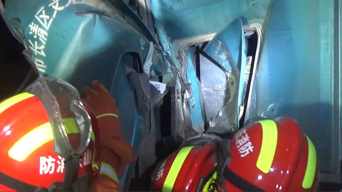夜间两货车追尾驾驶员被困 济南消防破拆紧急救援