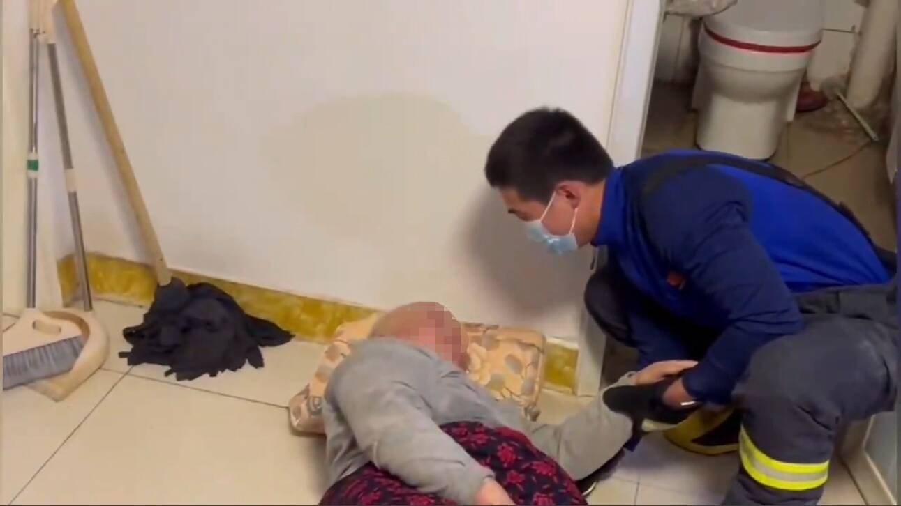济南：地滑老人摔倒被卡厕所 消防破拆马桶救援