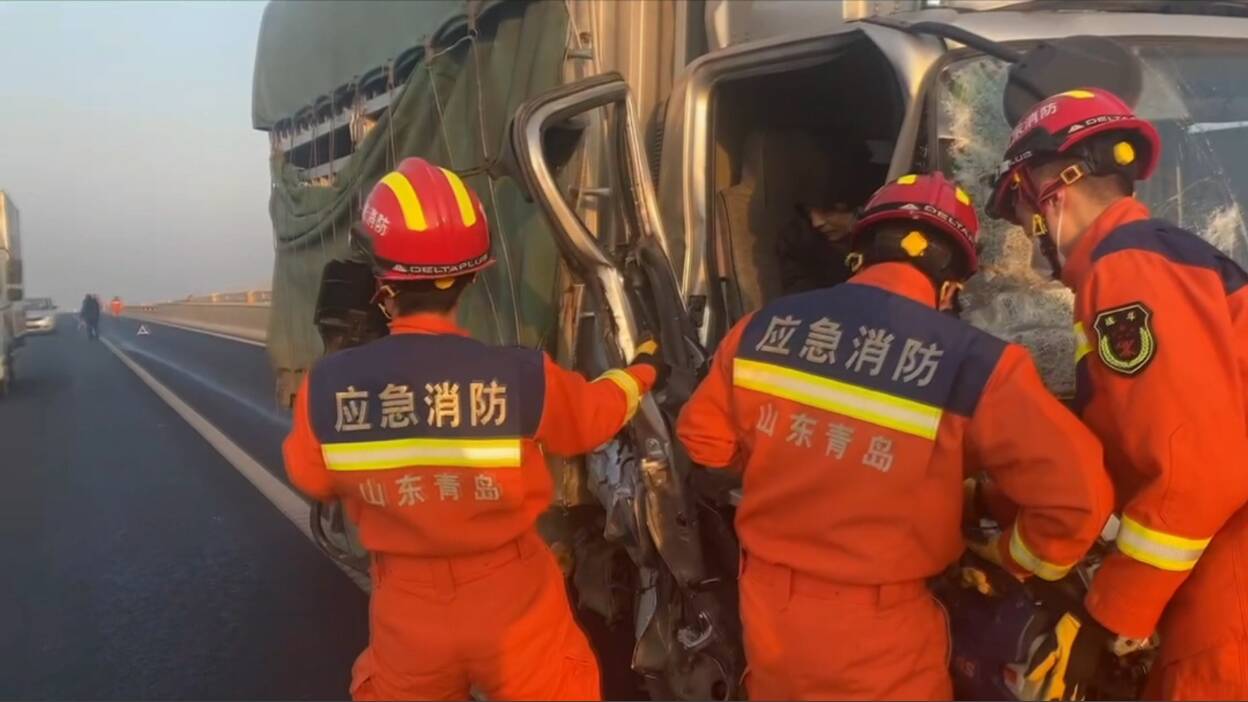 货车撞上护栏一男子被困 青岛消防破拆30分救出