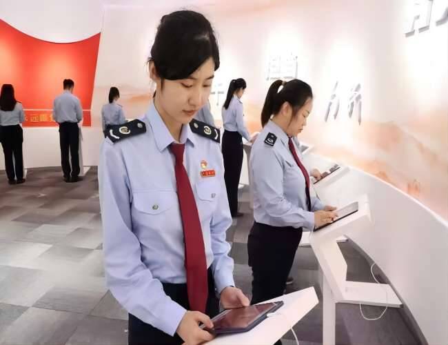 濱州市濱城區(qū)紀(jì)委監(jiān)委為年輕干部發(fā)放“廉潔提醒包” 提醒時(shí)刻自重自省正確對待權(quán)力
