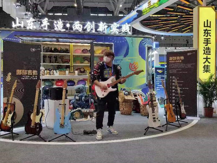 一曲音符飘向世界 昌乐鄌郚吉他奏响深圳市国际会展中心