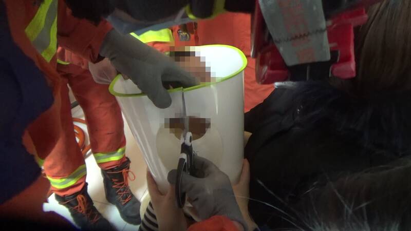 滨州：幼儿头卡马桶圈 消防成功救援