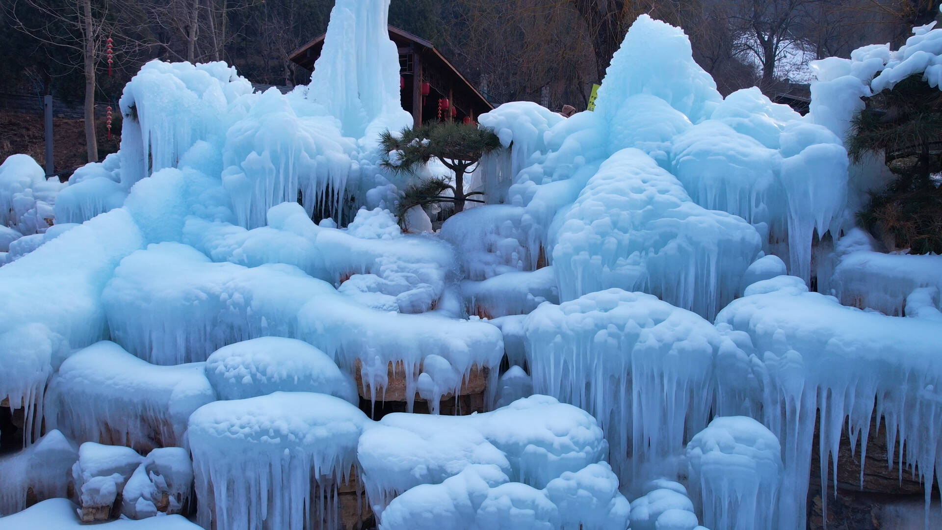 现实版“冰雪奇缘”！济南袁洪峪现冰瀑景观，宛如水母簇拥石壁