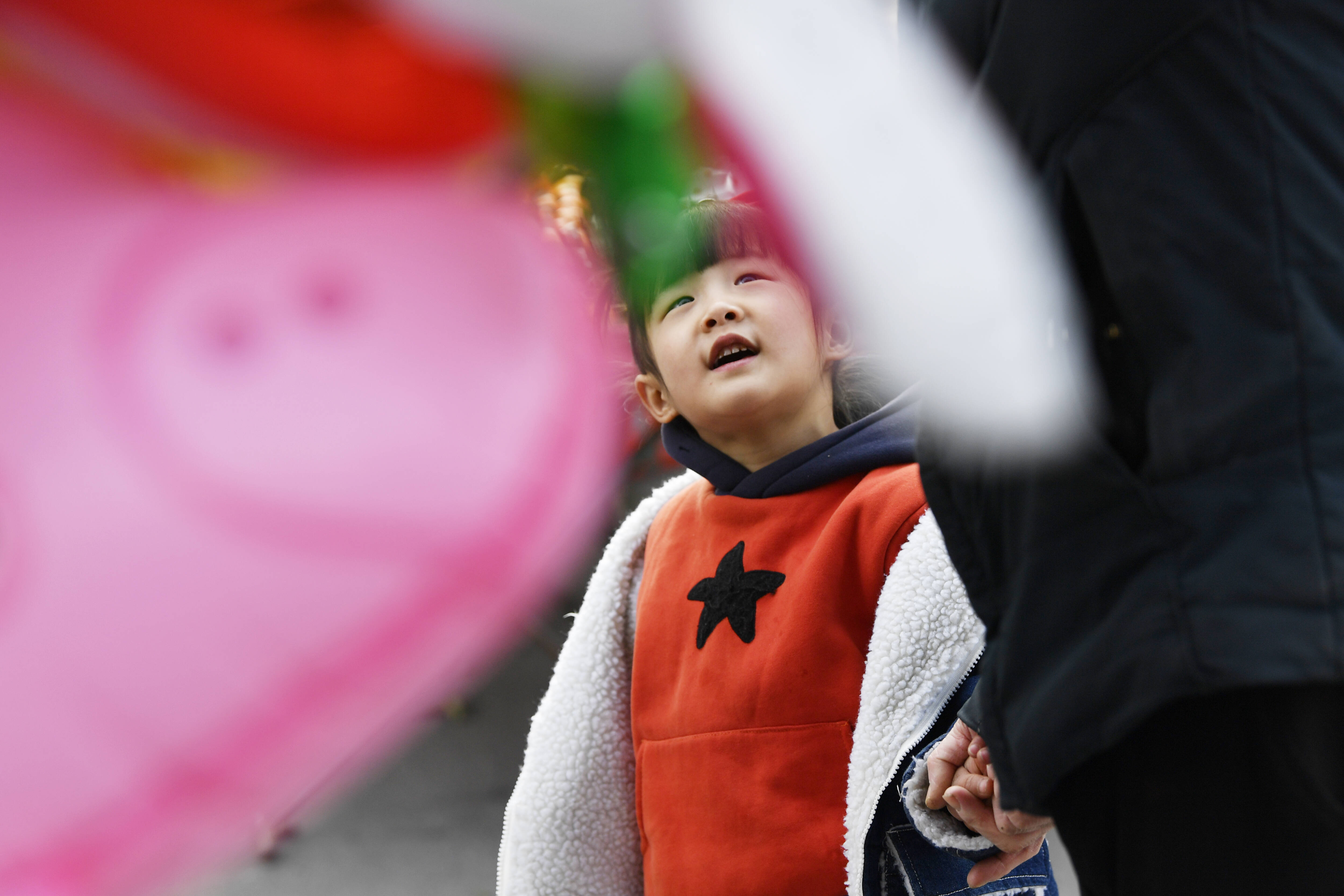 腊月里的济南唐王热闹非凡 年集里的孩子们幸福笑容灿烂如花