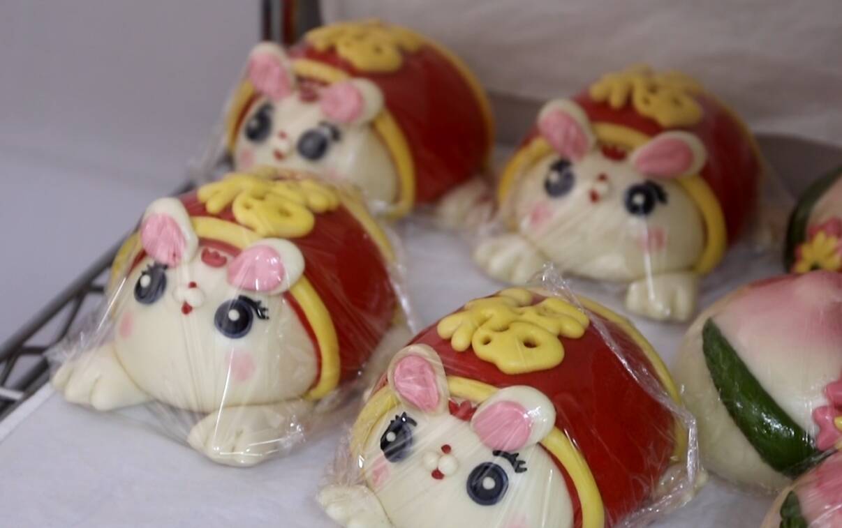 东营大展宏兔非遗传承人制作祥兔花馍贺新春