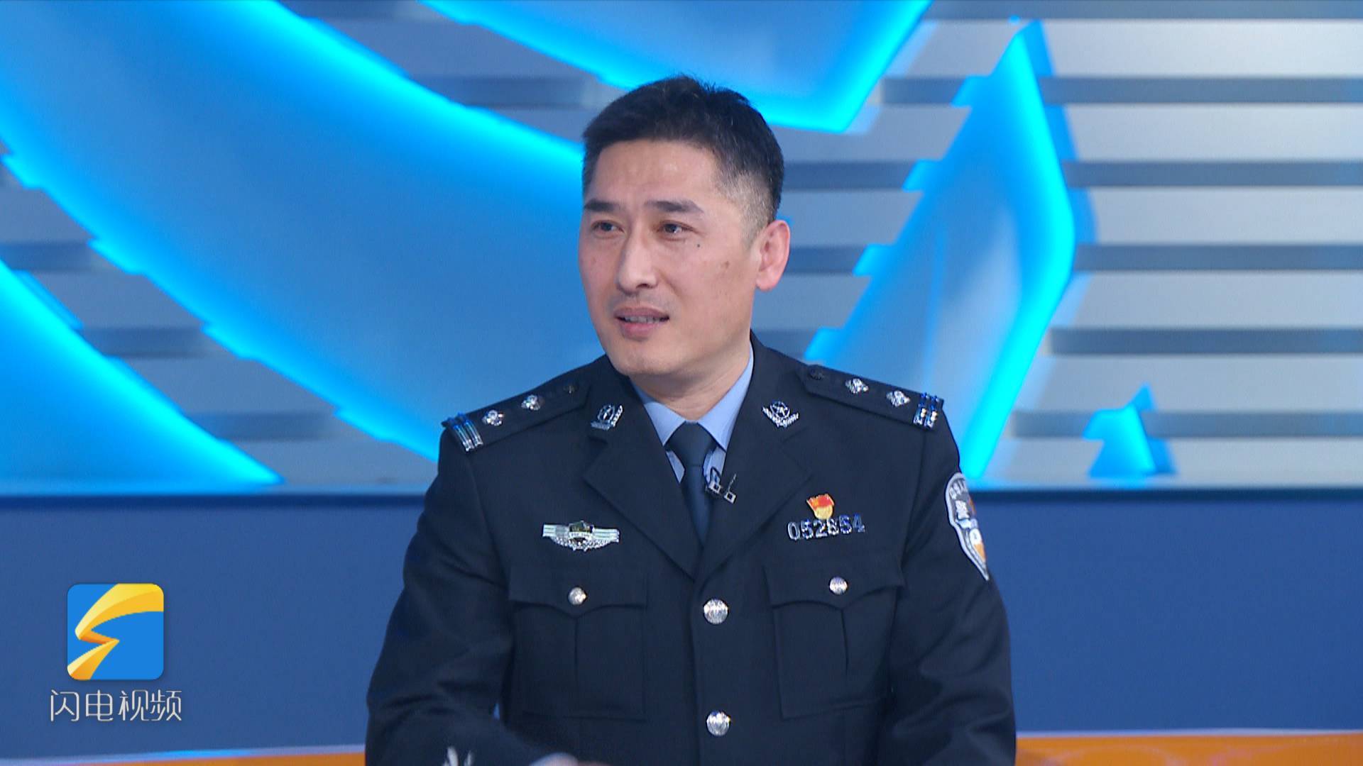对话劳动者：“网红吴警官”笑谈为录制短视频 曾被爱人多次“批评”