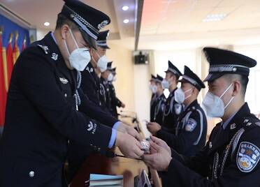 龙眼港出入境边防检查站举行晋升授予人民警察警衔仪式