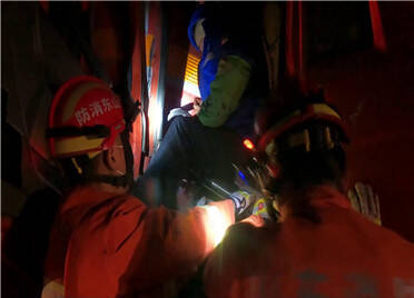 货车追尾两名人员被困 青州消防成功营救