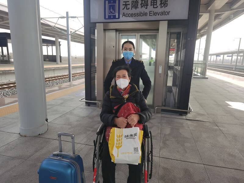 旅客乘车不便 曲阜东站“小惠微善”服务队热情相助