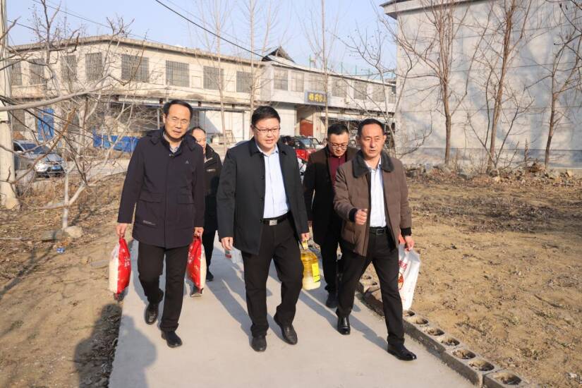 枣庄市市中区税郭镇岁暮天寒寒正盛扶危助困暖人心