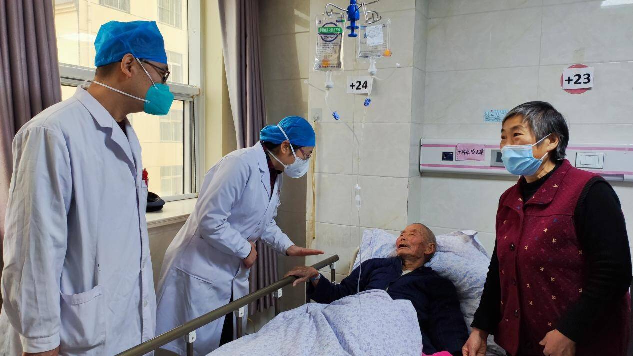 沂南县妇幼保健医院：百岁老人病愈 医护齐送关心