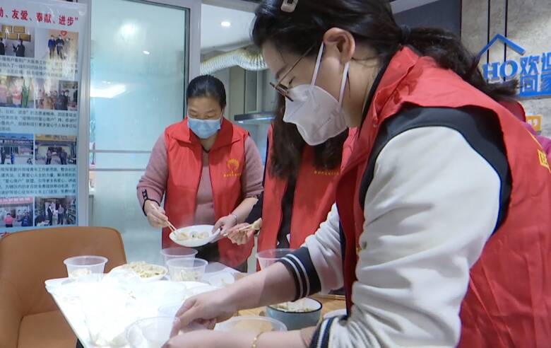 潍坊：外卖小哥吃上“爱心水饺” 这个“小年”很温暖