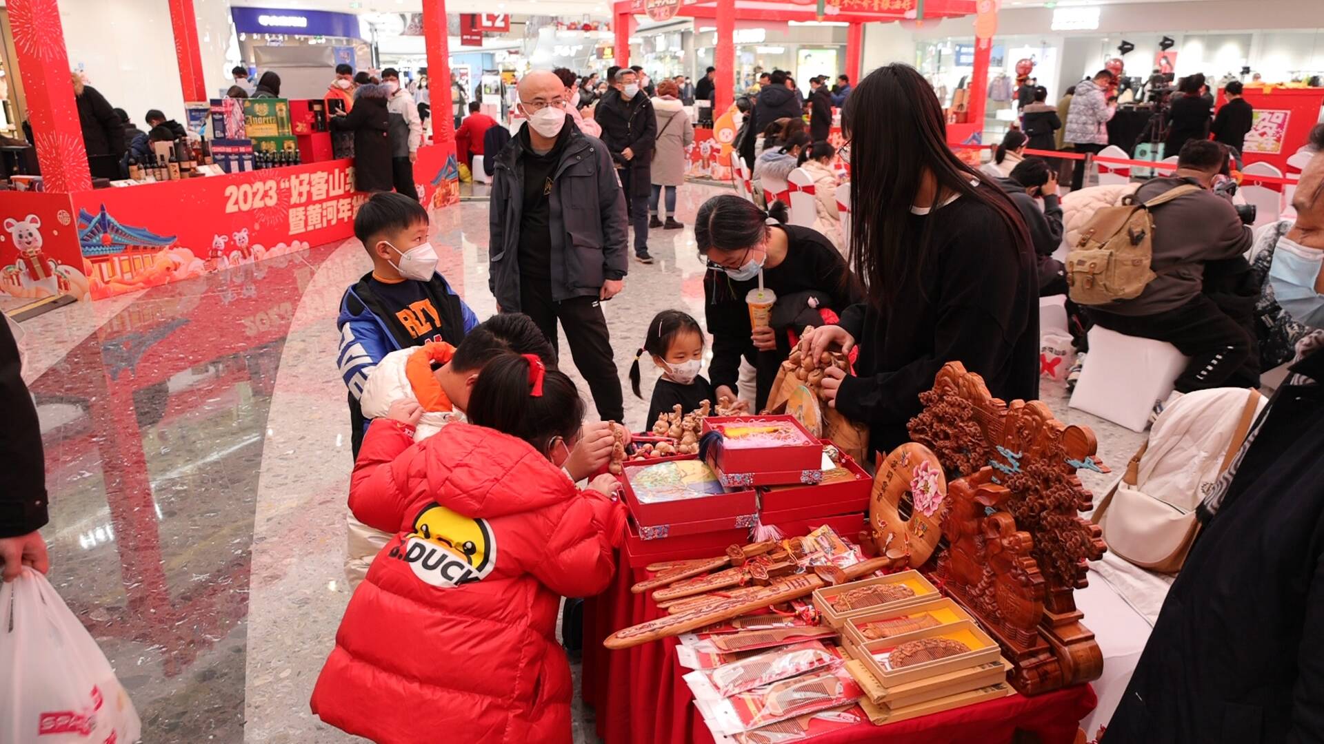 小年趕大集！圍爐煮茶、木版年畫把過年儀式感拉滿了