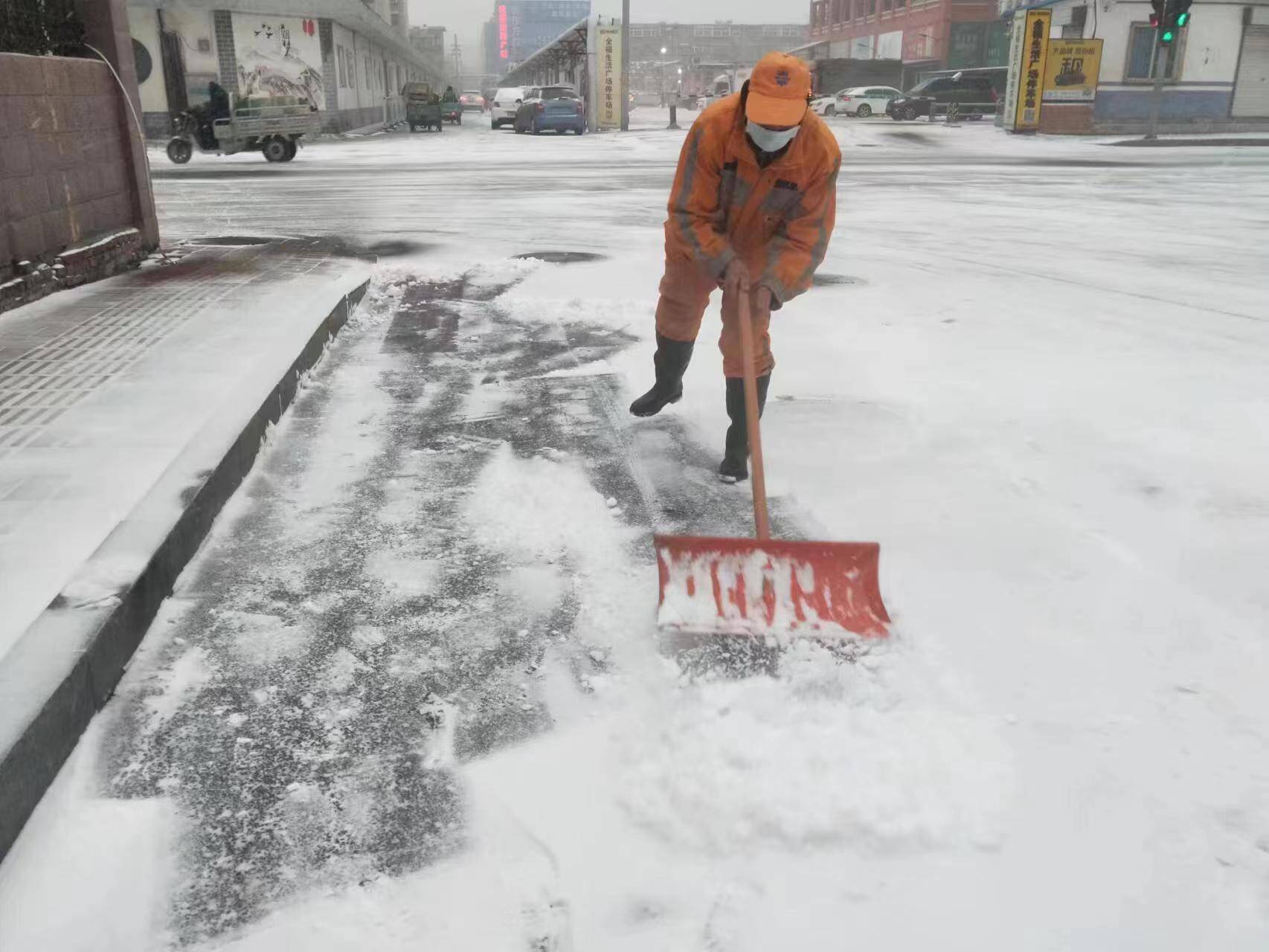 快速反应 保路畅通 济南历城城管全力开展清雪除冰工作