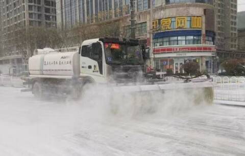 潍坊迎来2023年首场降雪 近百台撒布机、千余台除雪车严阵以待